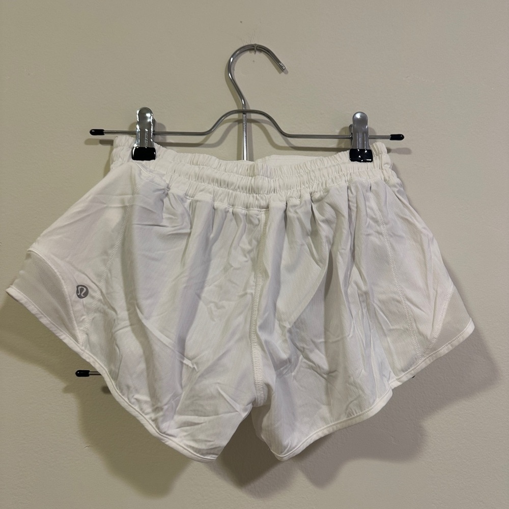 White Lululemon Hotty Hot Shorts II *2.5” - Size 4 - Picture 2 of 3